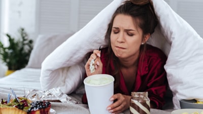 Kalbiniz kırıksa mutfağa girmeyin! 'Duygusal yeme' bakın neye sebep oluyor