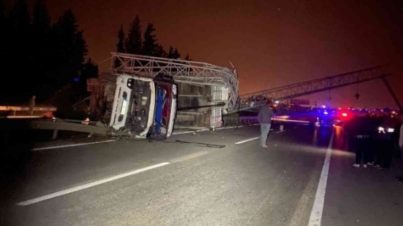 Antalya'da tırın açılan dorsesi EDS’ye çarptı