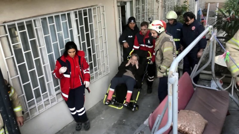 Avcılar'da iki yaşlı kadın, evde yere düşünce ekipler seferber oldu
