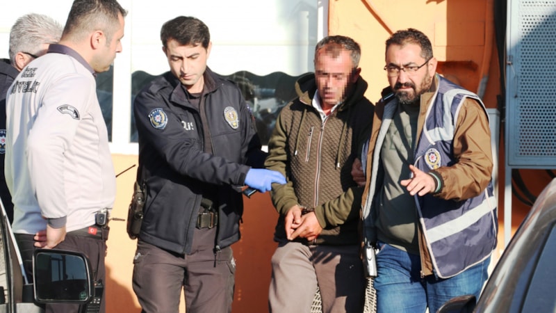 Antalya'da işten atılan temizlik görevlisi, tabancayla belediyeyi bastı