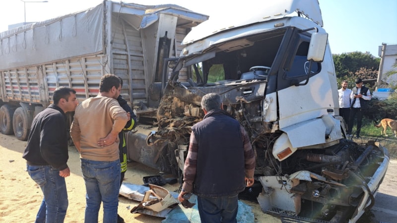 Hatay'da köpeğe çarpmamak için manevra yapan tır başka bir tırla çarpıştı