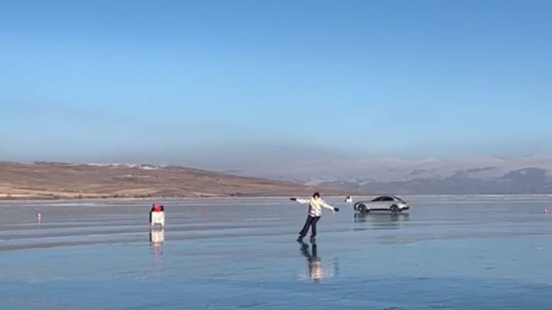 Çıldır Gölü dondu: Buz patencileri ile otomobiller sahneye çıktı