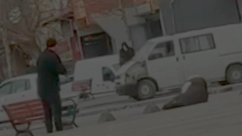 İstanbul'da bir kişi yolda yürüyen eşine peş peşe ateş etti