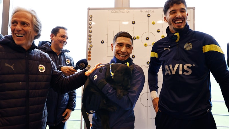 Emre Mor'a takım arkadaşları labrador cinsi köpek hediye etti