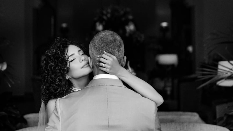 Özcan Deniz, eşi Samar Dadgar'a 1 milyon TL'lik yüzük taktı