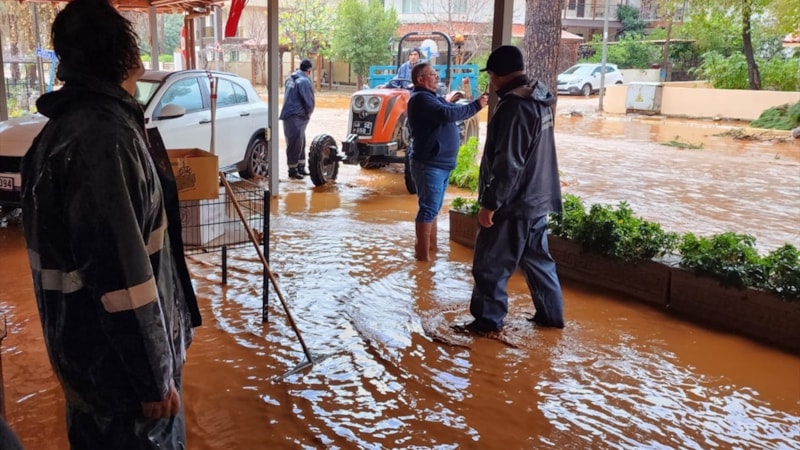 Muğla'da sağanak yağmur hayatı felç etti