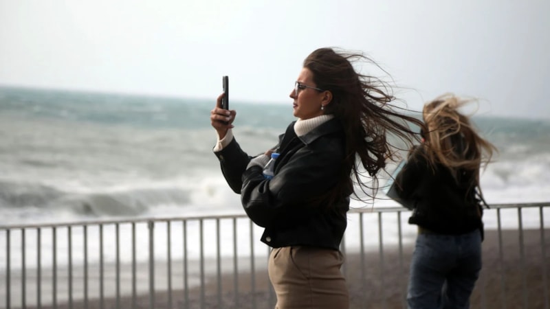 Antalya kuvvetli fırtınaya teslim oldu