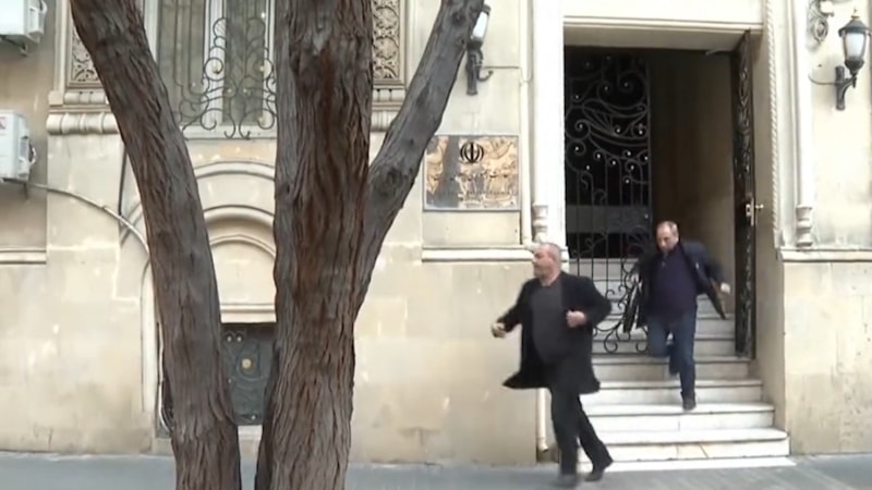 İranlı diplomatlar Büyükelçilikten belgelerle çıkarken görüntülendi