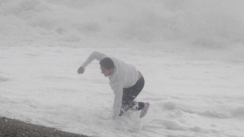 Antalya'da dev dalgalarla oyun oynadılar