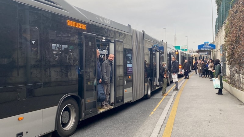 İstanbul'da arızalanan metrobüs yoğunluk oluşturdu