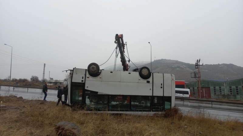 Kayseri'de işçileri taşıyan midibüs devrildi