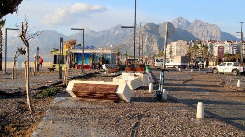 Antalya sahili fırtına sonrası savaş alanına döndü