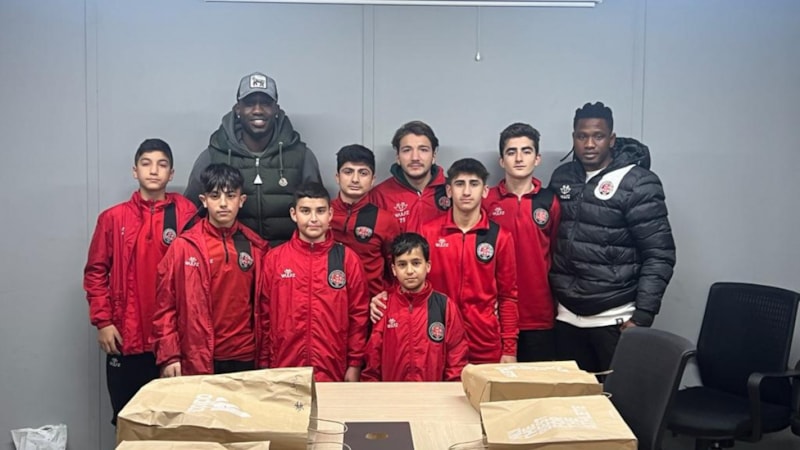 Diagne, altyapıdaki futbolculara krampon hediye etti