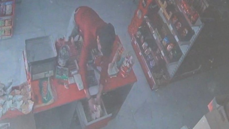 Mersin'de hırsız, para çaldığı marketten alışveriş yaptı