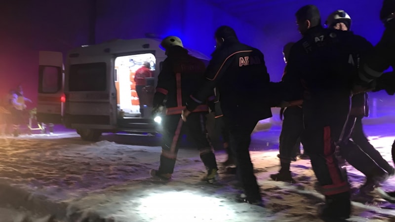 Elazığ'da kardan dolayı kaza yapan minibüs sürücüsü araçta sıkıştı