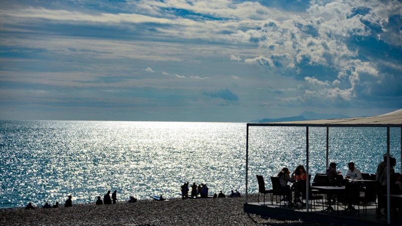 Antalya'da güneşi gören denize girdi