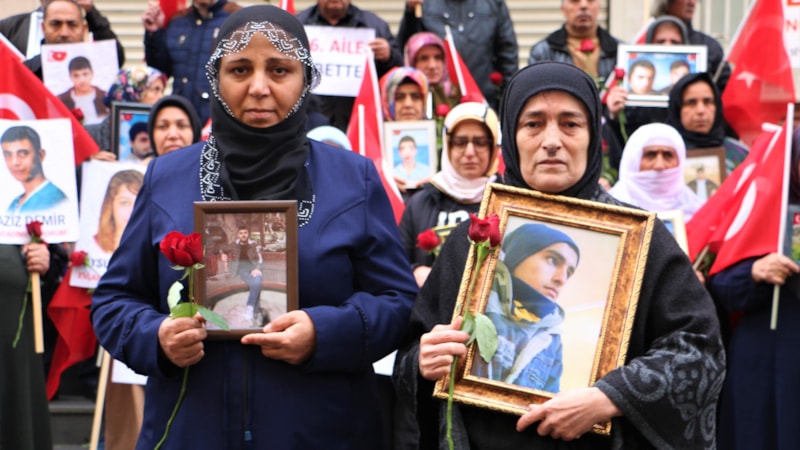 Diyarbakır'da evlat nöbetine 2 aile daha katıldı