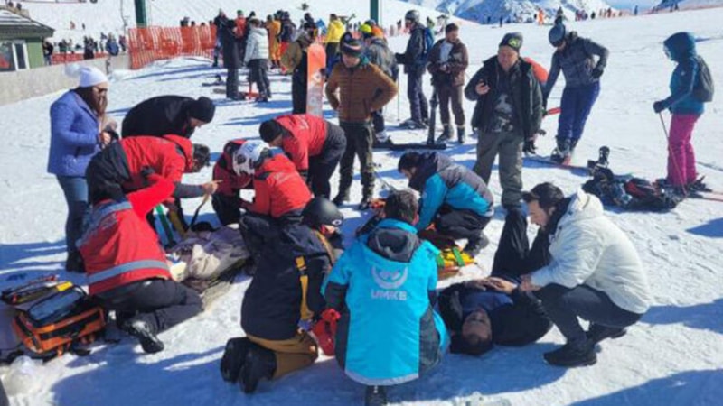 Saklıkent'te kayak yaparken sıra bekleyenlere çarptı: 4 yaralı