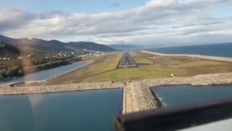 Ordu-Giresun Havalimanı’na kokpit manzaralı iniş anı
