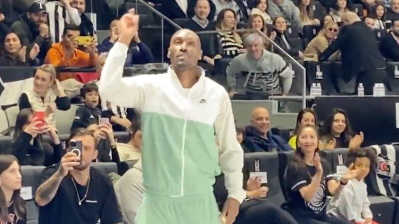 Atiba Hutchinson, Beşiktaş taraftarına üçlü çektirdi