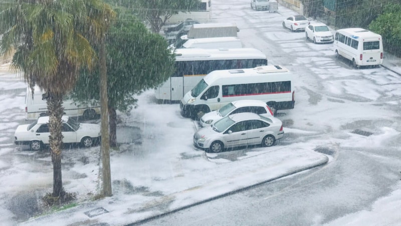 Antalya'da dolu: Sokaklar beyaza büründü