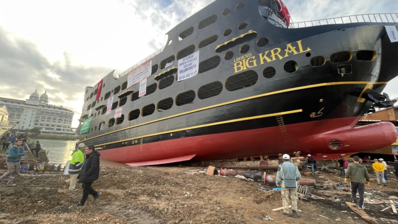 Dünyanın en büyük tur teknesi Antalya’da suya indirildi
