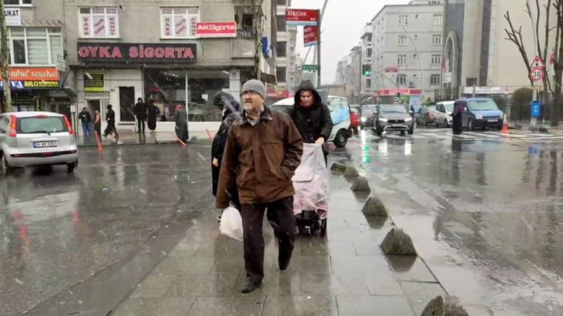 Sultangazi'de sulu kar yağdı