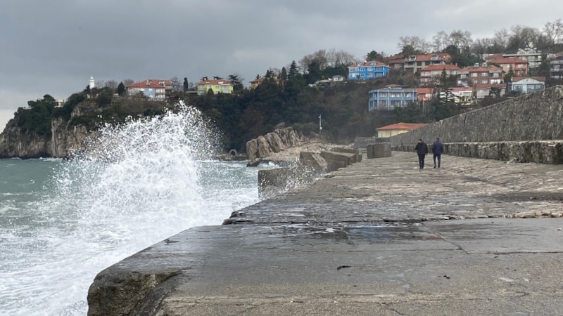 Zonguldaklı vatandaşlar yağmur ve rüzgarlı havada yürüyüş yaptı