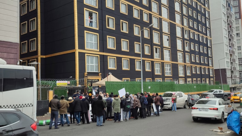 Esenyurt'ta eylem yapan site mağdurlarına şirket çalışanlarından sopalı müdahale