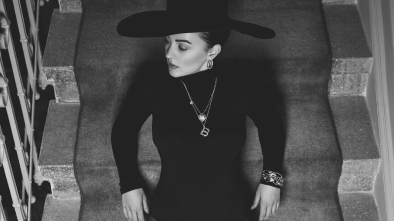 Burcu Özberk külotlu file çorabıyla poz verdi