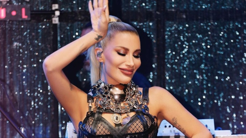 İrem Derici, Dua Lipa elbisesi giydi