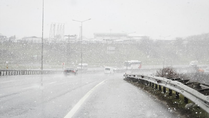 İstanbul'da hava ulaşımına kar engeli