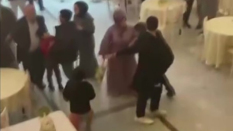 Pendik’teki bir düğünde kız ve erkek tarafı birbirine girdi