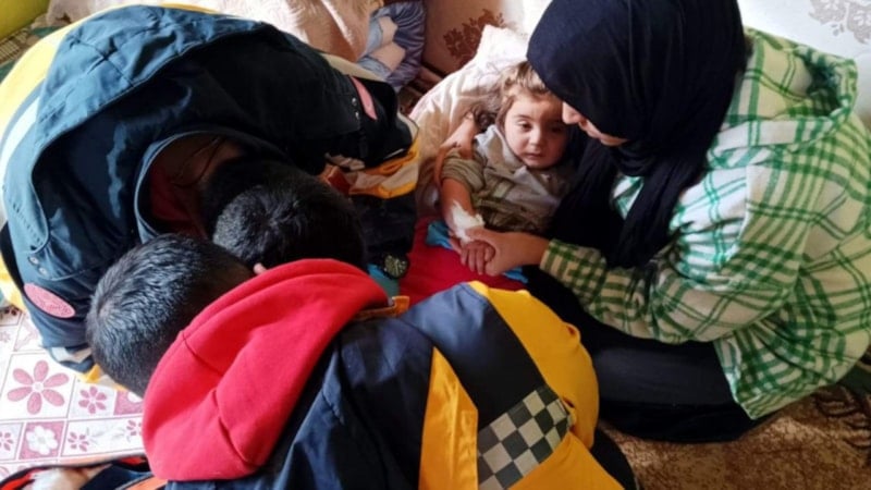 Siirt'te ateşi yükselen Dicle bebek için karla kapanan yollar açıldı