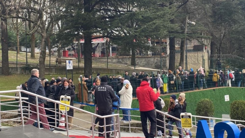 Tatil için Uludağ'a gelenler teleferik kuyruğuna girdi