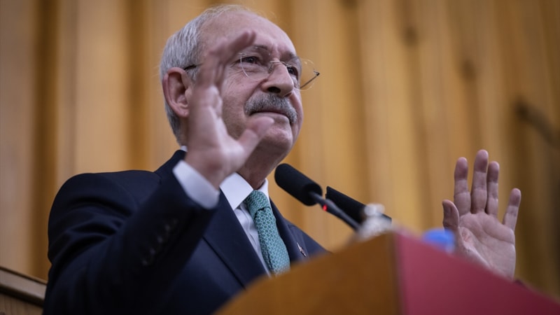 CHP grup toplantısında genel af sloganları