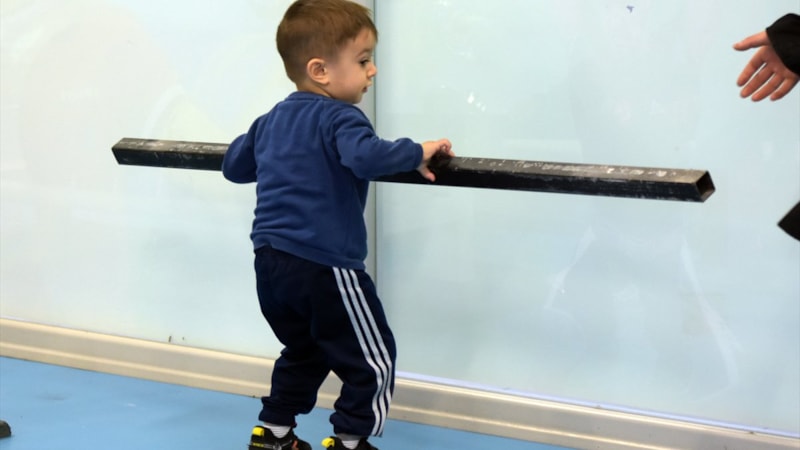 Bursa'da 2 yaşındaki Mert annesi ve babasının izini takip ediyor