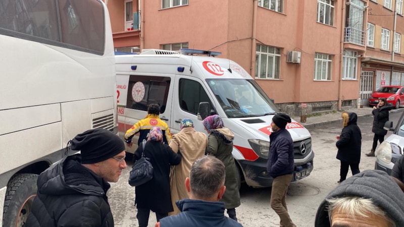 Kütahya'da freni boşalan otobüs, park halindeki araçlara ve apartmana çarptı