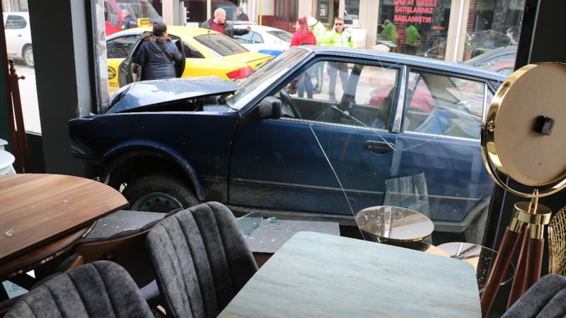 Edirne'de kontrolden çıkan araç mobilya dükkanına daldı