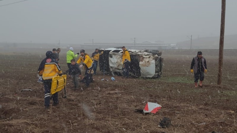 Sivas'ta pikap tarlaya uçtu: 1'i bebek 5 yaralı