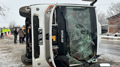 Kastamonu'da cenaze taşıyan midibüs devrildi