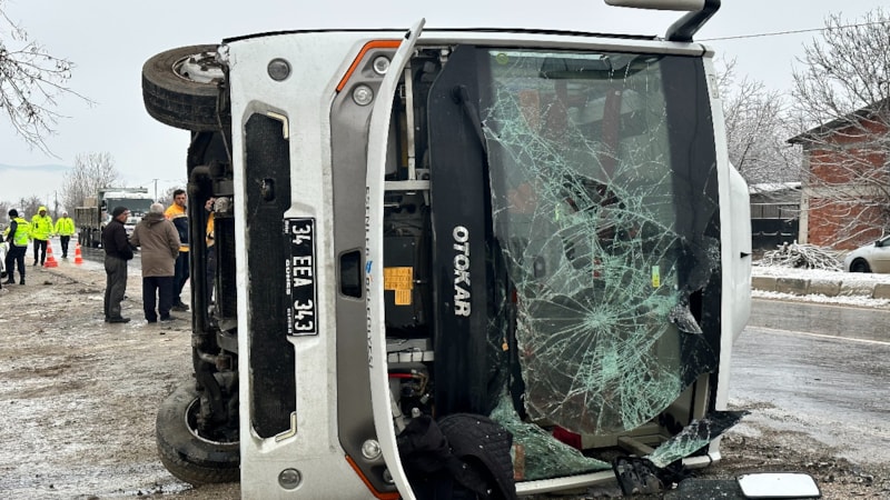 Kastamonu'da cenaze taşıyan midibüs devrildi