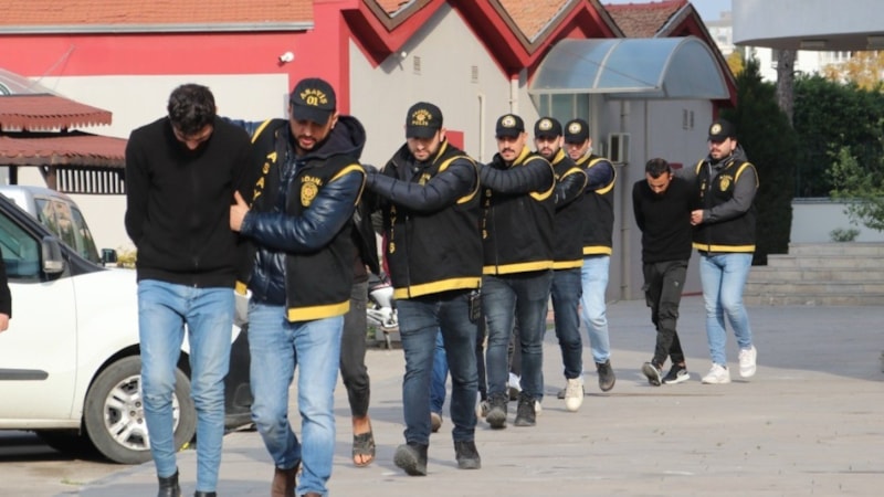 Adana'da esnafı DEAŞ yalanıyla 750 bin TL dolandıran şüpheliler yakalandı