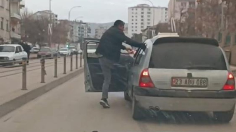 Elazığ'da seyir halindeki aracın sürücüsü darbedildi