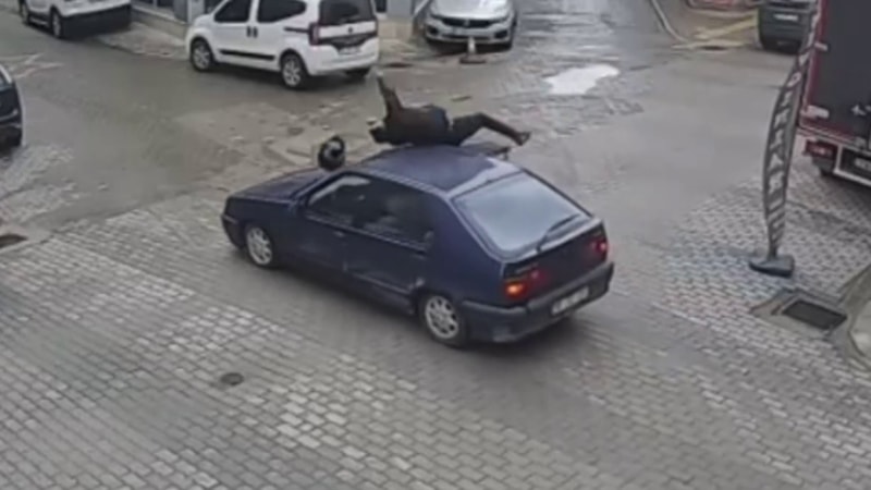 Balıkesir'de ters yönden gelen motosiklet ile otomobil çarpıştı