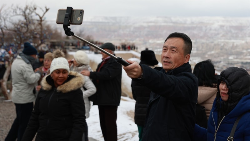 Turistler, beyaza bürünen Kapadokya'ya hayran kaldı