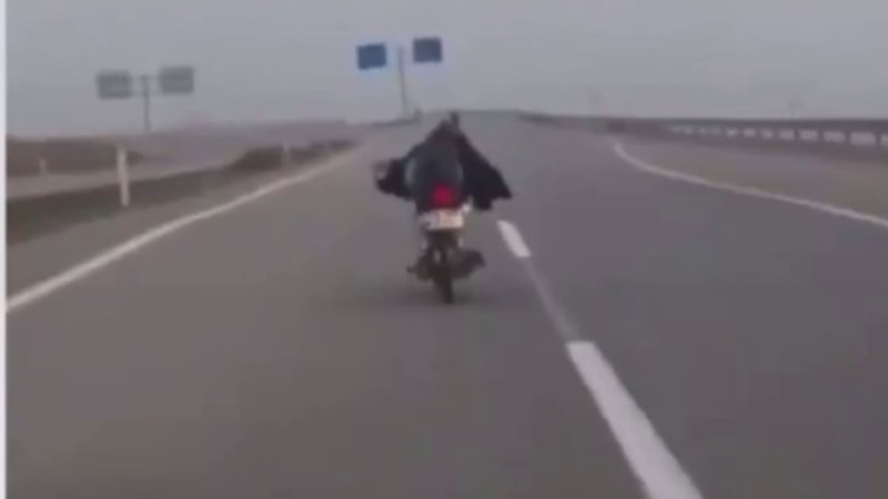 Batman'da uzanarak motosiklet kullanan sürücü kamerada