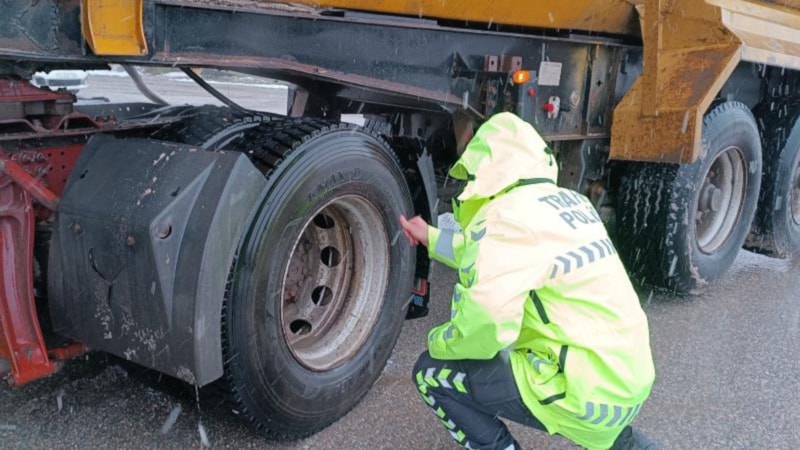 Düzce'de polis ekiplerinin kar mesaisi başladı