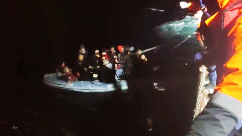 Yunanistan'dan itilen 18 düzensiz göçmen Datça açıklarında kurtarıldı