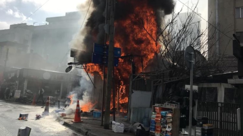 Beykoz'da ayakkabı mağazası alevlere teslim oldu